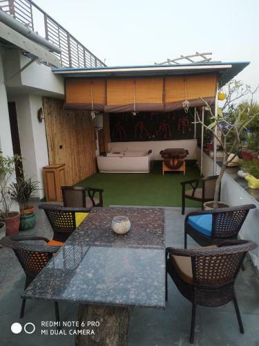 Amrita - Deluxe Room With King Size Bed & Antiques