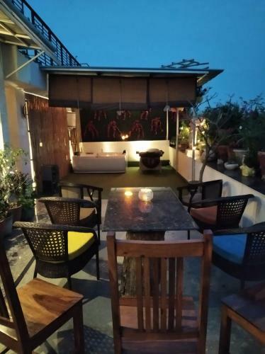 Amrita - Deluxe Room With King Size Bed & Antiques