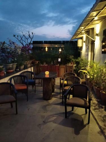 Amrita - Deluxe Room With King Size Bed & Antiques