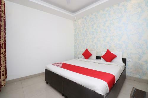 Oyo 11384 Hotel Diamond Star
