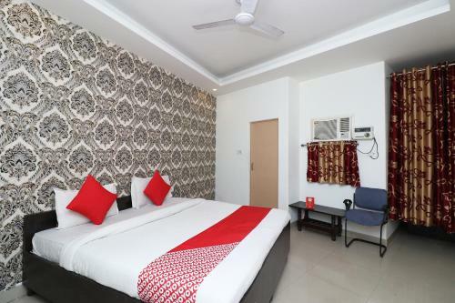 Oyo 11384 Hotel Diamond Star