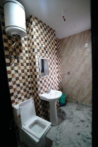 Hotel New Rajdhani Inn - Couple Friendly Stays