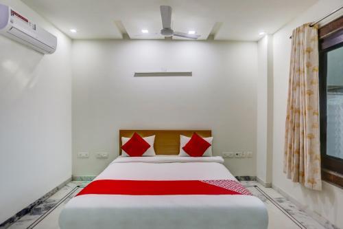 Hostal Oyo 75638 Home Dgh