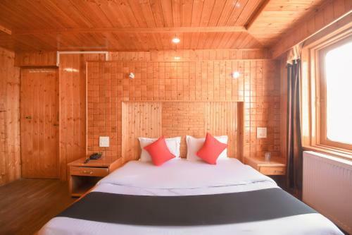 Capital O 66228 Hotel Sheeshnag