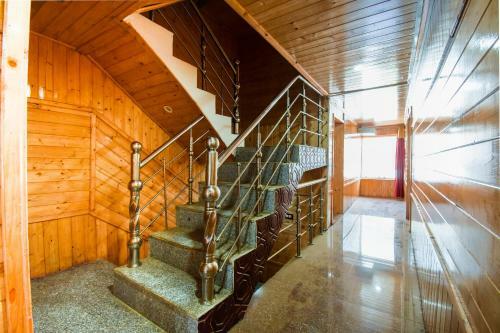 Capital O 66228 Hotel Sheeshnag
