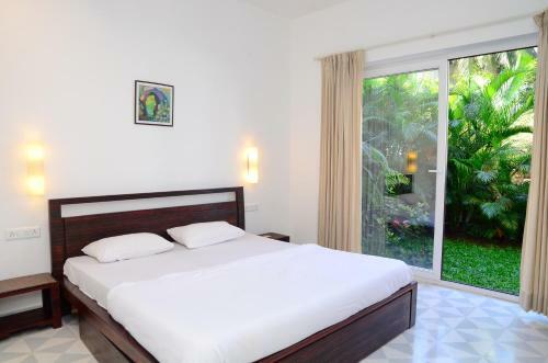 Serene Apartment With Private Garden And Pool View