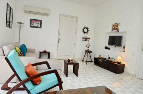 Serene Apartment With Private Garden And Pool View