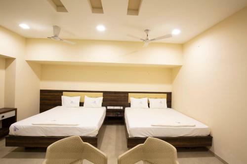 Ponnis Hotel