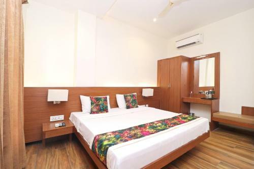 Oyo 16082 Hotel Imperial Corner