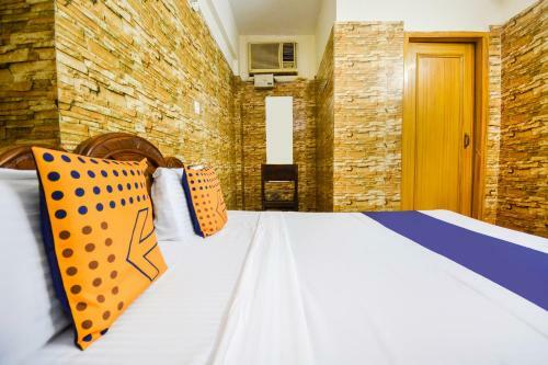 Spot On 68349 Kaka Hotel