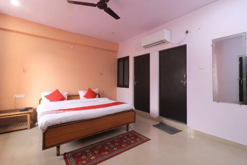 Hotel Oyo 28636 Roopam Places
