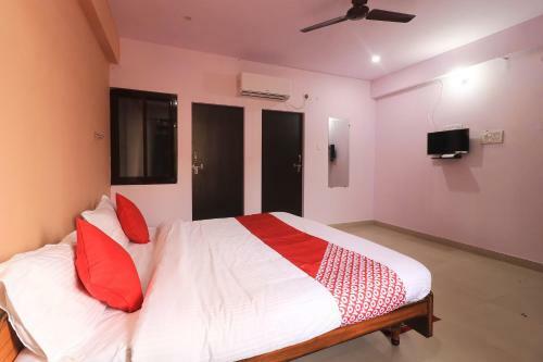 Hotel Oyo 28636 Roopam Places
