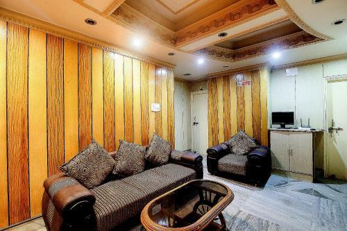 Hotel Oyo 77598 Aditya Homes