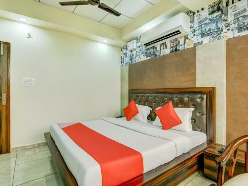 Oyo 74839 Bharat Hotel