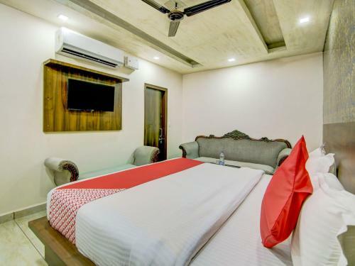 Oyo 74839 Bharat Hotel