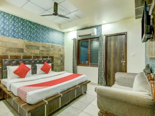 Oyo 74839 Bharat Hotel