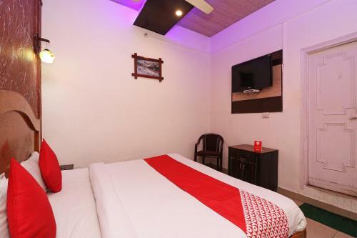 Oyo 75672 Holidays Hotel