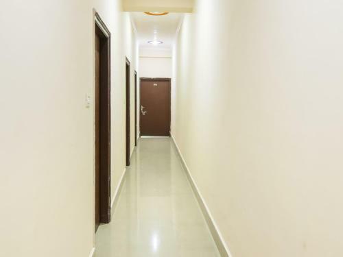 Oyo 75664 Hotel Nmr Plaza