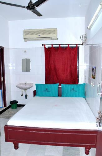 Lodge Hotel Priya Towers