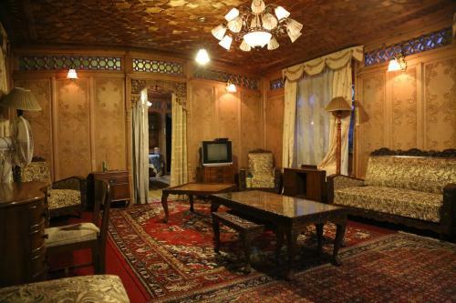 New Kharpalace