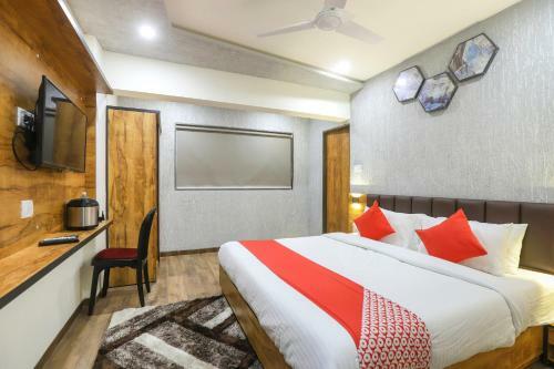 Oyo 43037 Hotel Diamond Plaza