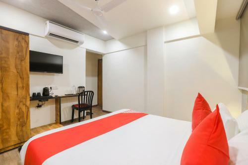 Oyo 43037 Hotel Diamond Plaza