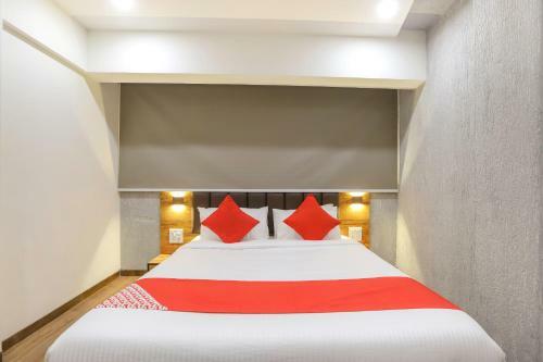 Oyo 43037 Hotel Diamond Plaza