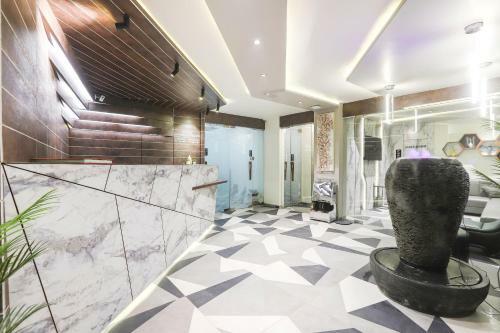 Oyo 43037 Hotel Diamond Plaza