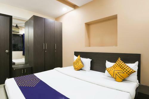 Spot On 64910 Varma Imperial Hotel