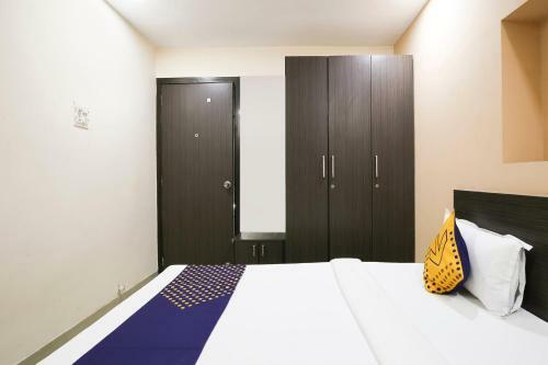 Spot On 64910 Varma Imperial Hotel