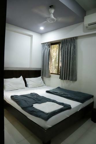 Hotel White Rose & Dormitory