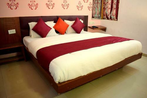 Radhe-the Hotel