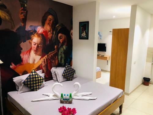 Hotel Blue Sapphire Suite (Bathtub And Breakfast)
