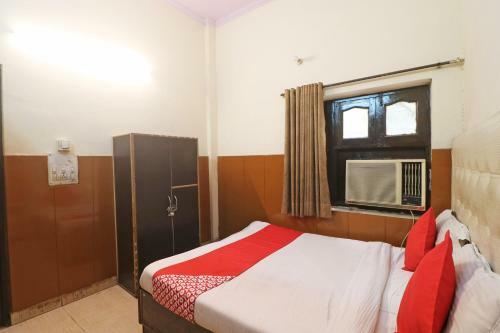Oyo 62948 Hotel Dakshit Inn