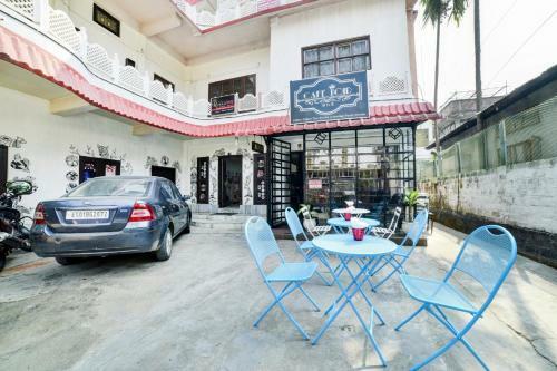 Hostal Oyo 79573 The Royal Inn