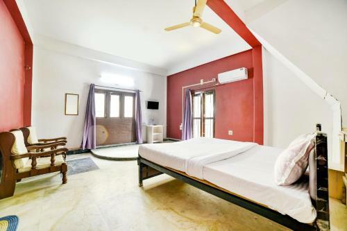 Hostal Oyo 79573 The Royal Inn