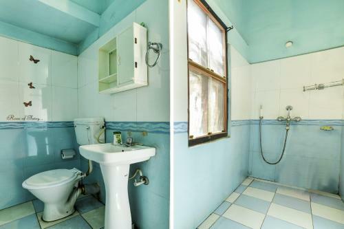 Hostal Oyo 79573 The Royal Inn