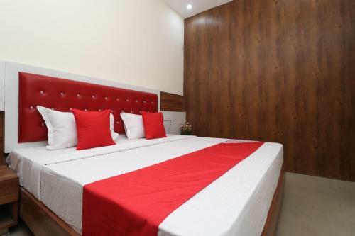 Oyo 28575 Hotel J&b