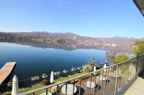Lakefront Apartment With Spectacular Views