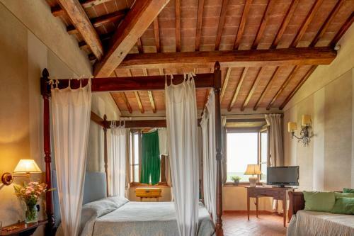 Arezzo Villa Sleeps 20 With Pool