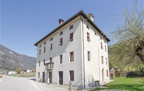 Three-bedroom Apartment In Arsie