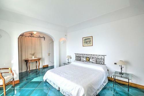 Arienzo Villa Sleeps 12 With Pool And Air Con