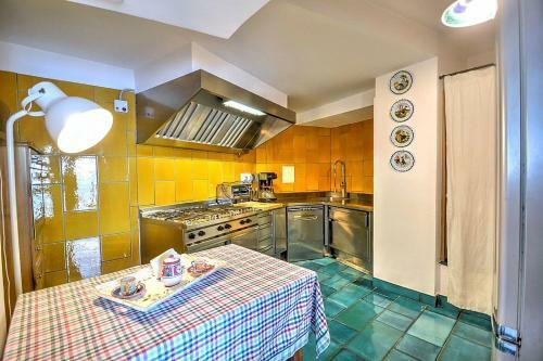 Arienzo Villa Sleeps 12 With Pool And Air Con