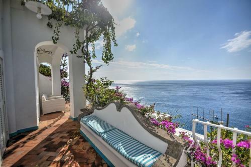 Arienzo Villa Sleeps 12 With Pool And Air Con