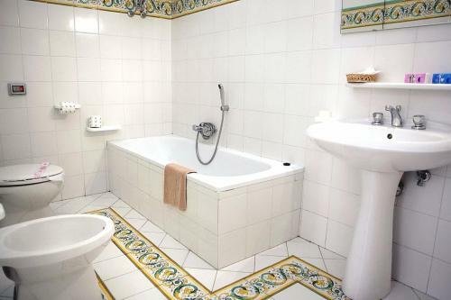 Castiglione Apartment Sleeps 3 Pool Wifi