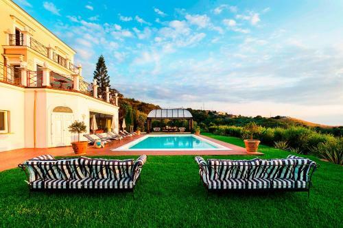 Villa In Catute Sleeps 10 With Pool Air Con And Wifi