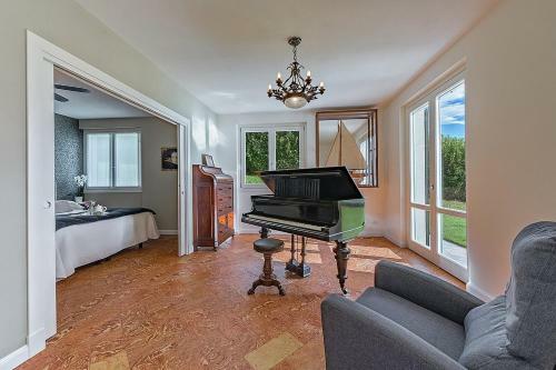 Calozzo Villa Sleeps 12 With Pool And Air Con