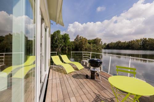 Floating House Emb� Experience