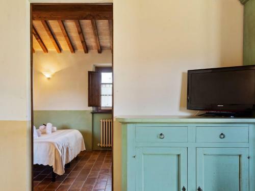 Quaint Cottage In Citt� Della Pieve With Swimming Pool