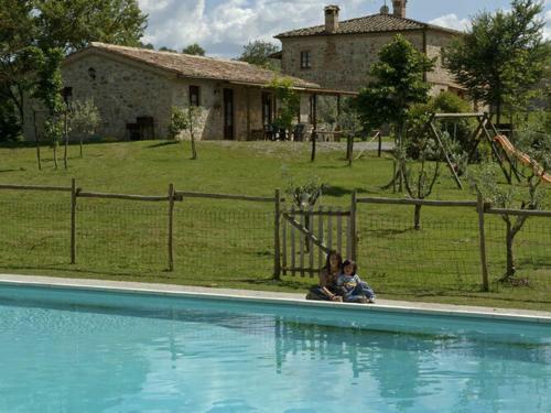 Quaint Cottage In Citt� Della Pieve With Swimming Pool